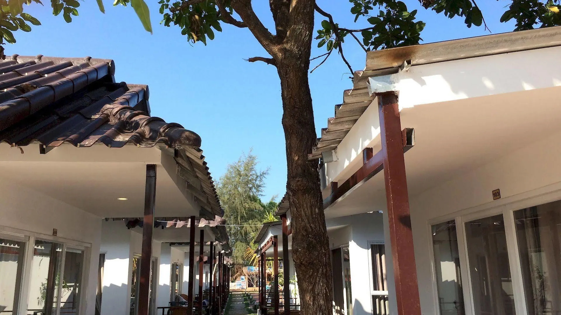 Sea Breeze Resort Sihanoukville 4*,